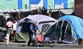 米ロサンゼルスで、歩道に路上生活者が設置したテント（2022年8月16日撮影）。(c)Frederic J. BROWN / AFP