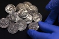 ユダヤ砂漠にあるムラバアト洞窟の発掘現場で見つかった15枚の銀貨。出土した筒の中に入っていた（2022年12月13日撮影）。(c)MENAHEM KAHANA / AFP