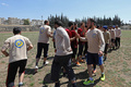 3年ぶりに再開されたシリア北西部イドリブのスタジアムで、サッカーの試合前に握手を交わす選手たち（2018年4月25日撮影）。(c)AFP PHOTO / OMAR HAJ KADOUR