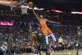15-16NBA、オクラホマシティ・サンダー対ユタ・ジャズ。シュートを決めるオクラホマシティ・サンダーのケビン・デュラント（2015年12月13日撮影）。(c)AFP/Getty Images/J Pat Carter
