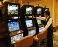2007年8月27日、マカオ（Macau）のカジノ、ベネチアン・リゾート（Venetian Resort）でスロットマシンの点検作業を行う従業員たち。(c)AFP/MIKE CLARKE