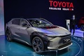 中国・上海で行われている上海国際モーターショーのトヨタのブースに展示された新たな電気自動車シリーズ第1弾「bZ 4X」（2021年4月19日撮影）。(c)Hector RETAMAL / AFP
