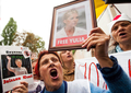 ウクライナ・キエフ（Kiev）の最高裁前に集まったユリヤ・ティモシェンコ（Yulia Tymoshenko）前首相の支持者ら(2012年8月29日撮影)。(c)AFP/INNA SOKOLOVSKAYA