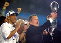 写真は、ヴィンス・ロンバルディ・トロフィー（%%Vince Lombardi Trophy%%）を掲げるコルツのオーナー、ジム・アーセイ（%%Jim Irsay%%）氏。(c)AFP/ROBERTO SCHMIDT