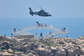 台湾に近い中国・福建省の平潭島上空を飛行する中国軍のヘリ（2022年8月4日撮影）。(c)Hector RETAMAL / AFP