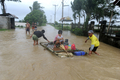 　フィリピンを直撃した台風17号（アジア名：Nesat、ネサット）による死者は、29日までに少なくとも35人に達した。45人が行方不明で、当局は今後も死者の数は増える可能性があると警告している。
　テレビ報道によると、フィリピン北部の穀倉地帯では広範囲で洪水が発生し、停電も続いているほか、道路が寸断されて孤立している。また、ルソン（Luzon）島では17万人近くが避難所にいる。
　フィリピン沖には別の暴風が発生しており、当局によると、数日中に台風となってフィリピンに上陸する恐れがある。
　一方、台風17号が近づいている香港（Hong Kong）では29日、株式市場や学校が休みとなり、交通機関も運休となった。

　写真はフィリピン・マニラ（Manila）北方にあるブラカン州（Bulacan）カルムピット（Calumpit）で、台風17号による洪水の中を避難する家族（2011年9月28日撮影）。(c)AFP/NOEL CELIS