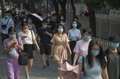 中国・北京で、マスクを着用して通勤する人々（2020年6月28日撮影）。(c)GREG BAKER / AFP