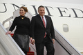 マイク・ポンペオ米国務長官（右）と妻のスーザンさん。セネガルのブレーズ・ジャーニュ国際空港にて（2020年2月15日撮影、資料写真）。(c)ANDREW CABALLERO-REYNOLDS / POOL / AFP
