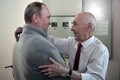 ロシアの首都モスクワ郊外で、旧ソ連・国家保安委員会（KGB）在籍時代の上司であるラーザリ・マトベーエフ氏（右）を訪ね、同氏の90歳の誕生日を祝うウラジーミル・プーチン大統領（2017年5月8日撮影）。(c)AFP/SPUTNIK/Alexey NIKOLSKY