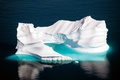 デンマーク領グリーンランド西部沖に浮かぶ氷山（2019年8月15日撮影）。(c)Jonathan NACKSTRAND / AFP