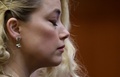 米バージニア州フェアファックス郡の裁判所で評決を待つ米女優アンバー・ハードさん（2022年6月1日撮影）。(c)EVELYN HOCKSTEIN / POOL / AFP