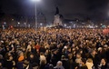 仏パリ（Paris）のレピュブリック広場（Place de La Republique）で、武装した男らによる風刺週刊紙シャルリー・エブド（Charlie Hebdo）本社襲撃事件の犠牲者を追悼するため集まった人々（2015年1月7日撮影）。(c)AFP/ERIC FEFERBERG
