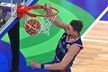 FIBAバスケットボール・ワールドカップ決勝、ドイツ対セルビア。ダンクシュートを決めるニコラ・ヨキッチ（2023年9月10日撮影）。(c)JAM STA ROSA / AFP