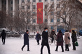 北朝鮮・平壌の雪に覆われた通りを歩く人々（2021年1月12日撮影、資料写真）。(c)KIM Won Jin / AFP