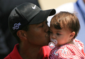 第108回全米オープン選手権を制し、長女のサム・アレクシス・ウッズ（%%Sam Alexis Woods%%）ちゃんに口づけをするタイガー・ウッズ（左）。（2008年6月16日撮影）(c)AFP/Getty Images/Travis Lindquist