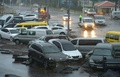 韓国・済州島で、台風18号による洪水で被害を受けた自動車（2016年10月5日撮影）。(c)AFP/YONHAP 