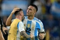 サッカーコパ・アメリカ決勝、アルゼンチン対コロンビア。チームメートのリオネル・メッシ（左）と先制点を喜び合うアルゼンチンのラウタロ・マルティネス（2024年7月14日撮影）。(c)JUAN MABROMATA/ AFP
