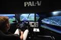 オランダ・ラームスドンクヴェールのPAL-V社本社で、空飛ぶ車「PAL-V」のシミュレーターを操作する同社のエンジニア（2017年5月30日撮影）。(c)AFP/EMMANUEL DUNAND