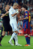 10-11スペイン1部リーグ第32節、レアル・マドリード（Real Madrid）対FCバルセロナ（FC Barcelona）。バルセロナのリオネル・メッシ（Lionel Messi、右）と言い争うレアル・マドリードのペペ（Pepe、中央、2011年4月16日撮影）。(c)AFP/DOMINIQUE FAGET