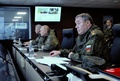 ロシア極東ウスリースクで行われた大規模合同軍事演習「ボストーク2022」を視察するウラジーミル・プーチン大統領（中央）、セルゲイ・ショイグ国防相（左、2022年9月6日撮影）。(c)Mikhail KLIMENTYEV / SPUTNIK / AFP 