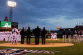 09MLB、ロサンゼルス・エンゼルス・オブ・アナハイム（%%Los Angeles Angels of Anaheim%%）対ボストン・レッドソックス（%%Boston Red Sox%%）。試合はエンゼルスが6-3で勝利を収めた。写真は9日に交通事故で亡くなったエンゼルスのニック・エイデンハート（%%Nick Adenhart%%）に黙祷を捧げる両チームの選手。（2009年4月10日撮影）(c)AFP/Getty Images/Kevork Djansezian