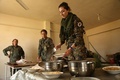 トルコ国境に近いシリアの町カタニヤにある、ISと戦うシリア語系キリスト教徒の女性民兵組織、「二つの川の間の土地を守る女性防衛部隊」の訓練キャンプでの昼食風景（2015年12月1日撮影）。(c)AFP/DELIL SOULEIMAN
