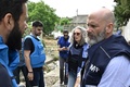 ウクライナ南部ヘルソン州の浸水地域を訪れた国連のデニス・ブラウン人道調整官（右から2人目）ら（2023年6月10日撮影）。(c)Genya SAVILOV / AFP