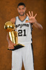 13-14NBAファイナル（7回戦制）第5戦、サンアントニオ・スパーズ（San Antonio Spurs）対マイアミ・ヒート（Miami Heat）。トロフィーを手に通算5度目のファイナル制覇を喜ぶサンアントニオ・スパーズのティム・ダンカン（Tim Duncan、2014年6月15日撮影）。(c)AFP/Getty Images/NBAE/Jesse D. Garrabrant