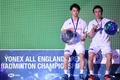 バドミントン、全英オープン、男子ダブルス決勝。表彰台でポーズを取る遠藤大由/渡辺勇大組（2020年3月15日撮影）。 (c)Oli SCARFF / AFP