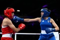 パリ五輪、ボクシング女子66キロ級2回戦。イタリアのアンジェラ・カリニ（右）からパンチを受けるアルジェリアのイマン・ヘリフ（2024年8月1日撮影）。(c)MOHD RASFAN / AFP
