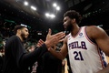 22-23NBAプレーオフ、イースタンカンファレス準決勝（7回戦制）、ボストン・セルティックス対フィラデルフィア・セブンティシクサーズ。試合後に握手を交わすボストン・セルティックスのジェイソン・テイタム（左）とフィラデルフィア・セブンティシクサーズのジョエル・エンビード（2023年5月14日撮影）。(c)Adam Glanzman/Getty Images/AFP