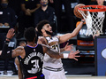 19-20NBAプレーオフ、ウエスタンカンファレンス準決勝、ロサンゼルス・クリッパーズ対デンバー・ナゲッツ。シュートを狙うデンバー・ナゲッツのジャマール・マレー（右、2020年9月15日撮影）。(c)Douglas P. DeFelice/Getty Images/AFP