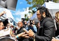 ハリウッドの殿堂入りを果たし、集まったファンにサインする米歌手レニー・クラヴィッツ（2024年3月12日撮影）。(c) VALERIE MACON / AFP