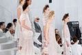 フランス・パリ市内で発表された「シャネル（CHANEL）」14年春夏オートクチュールコレクション（2014年1月21日撮影）。(c)AFP/PATRICK KOVARIK
