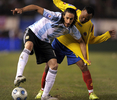 2010年サッカーW杯南アフリカ大会（%%2010 World Cup%%）南米予選第13節、アルゼンチン対コロンビア。試合はアルゼンチンが1-0でコロンビアを下した。南米予選は5節を残しているが、本戦への出場権が与えられる上位4位チームと5位以下のチームがはっきりと分かれている。13節を終えた上位にはブラジル、パラグアイ、チリ、アルゼンチンがつけている。アルゼンチンが1-0でコロンビアを下した。写真はコロンビアのフアン・スニガ（%%Juan Zuniga%%、右）とボールを競るアルゼンチンのホナス・グティエレス（%%Jonas Gutierrez%%）。（2009年6月6日撮影）（c）AFP/ALEJANDRO PAGNI