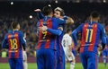 16-17スペイン1部リーグ第14節、FCバルセロナ対レアル・マドリード。得点を決めたルイス・スアレス（左）を祝福するFCバルセロナのリオネル・メッシ（中央、2016年12月3日撮影）。(c)AFP/LLUIS GENE