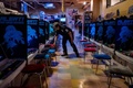 レトロゲームで遊べる東京のゲームセンター「ゲーセンミカド」のスタッフ（2021年1月26日撮影）。(c)Philip FONG / AFP