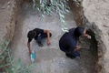 パレスチナ自治区ガザ地区で、ビザンツ帝国時代のモザイク画を清掃する発見者の男性と息子（2022年9月18日撮影）。(c)MOHAMMED ABED / AFP