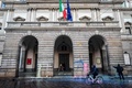 イタリア・ミラノで、環境保護団体「ラスト・ジェネレーション」の活動家が汚したスカラ座の入り口を清掃する職員（2022年12月7日撮影）。(c)Piero CRUCIATTI / AFP