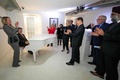 英中部リバプールのビートルズ・ストーリー博物館でジョン・レノンさんの代表曲「イマジン」をピアノで演奏し、各国外相に拍手を送られる林芳正外相（左から2人目、2021年12月11日撮影）。(c)Christopher Furlong / POOL / AFP