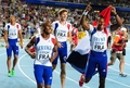 第13回世界陸上大邱大会（13th IAAF World Championships in Athletics Daegu）は4日、男子4×100メートルリレー決勝が行われ、ジャマイカが37秒04の世界新記録で金メダルを獲得した。

銀メダルを獲得し歓喜するフランスの選手（2011年9月4日撮影）。(c)AFP/ARK RALSTON