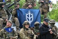 ウクライナ北部で取材に応じたロシア反政権派「ロシア義勇軍団」の創設者デニス・カプースチン氏（手前右から2人目）と戦闘員（2023年5月24日撮影）。(c)SERGEY BOBOK / AFP