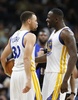 15-16NBA、サンアントニオ・スパーズ対ゴールデンステイト・ウォリアーズ。喜びを分かち合うゴールデンステイト・ウォリアーズのステフェン・カリーとドレイモンド・グリーン（2016年4月10日撮影）。(c)AFP/Getty Images/Ronald Cortes