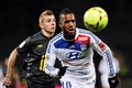 12-13フランス・リーグ1第24節、オリンピック・リヨン（Olympique Lyon）対リール（Lille OSC）。リールのリュカ・ディニュ（Lucas Digne、左）を振り切り、ボールを追うオリンピック・リヨンのアレクサンドレ・ラカゼッテ（Alexandre Lacazette、2013年2月10日撮影）。(c)AFP/PHILIPPE MERLE