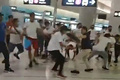 香港の元朗駅で、民主派のデモ隊に襲い掛かる白いTシャツを着た集団。香港立法会の民主派議員、林卓廷氏の撮影・公開した映像より（2019年7月21日撮影）。(c)AFP PHOTO / Courtesy of lawmaker Lam Cheuk Ting