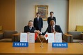 無錫ハイテク産業開発区が日本で村田製作所と締結した協力枠組み協定の調印式（2023年5月10日撮影）。(c)Xinhua News
