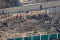 イランの首都テヘランのイマム・ホメイニ空港付近にあるウクライナ機墜落現場に集まる救助隊（2020年1月8日撮影）。(c)Rouhollah VAHDATI / ISNA / AFP 