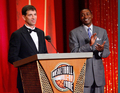 2009年のバスケットボール殿堂（%%Basketball Hall of Fame%%）入り式典が11日、マサチューセッツ（Massachusetts）州スプリングフィールド（springfield）のシンフォニーホール（Symphony Hall）で行なわれ、マイケル・ジョーダン（%%Michael Jordan%%）氏らが殿堂入りした。写真は殿堂入りを果たし、式典でプレゼンターを務めたアイザイア・トーマス（%%Isiah Thomas%%）氏が見守る中でスピーチを行なうジョン・ストックトン（%%John Stockton%%）氏。（2009年9月11日撮影）(c)AFP/Getty Images/Jim Rogash