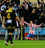 11-12スペイン1部リーグは20日、第13節の試合が各地で行われ、アトレティコ・マドリード（Atletico de Madrid）は3-2でレバンテ（Levante）に競り勝った。

後半24分に先制点を挙げて歓喜するアトレティコ・マドリードのピッジ（Luis Miguel Afonso Fernandes &apos;Pizzi&apos;、2011年11月20日撮影）。(c)AFP/DANI POZO