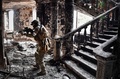 ウクライナ南東部マリウポリの劇場をパトロールするロシア兵（2022年4月12日撮影）。(c)Alexander NEMENOV / AFP